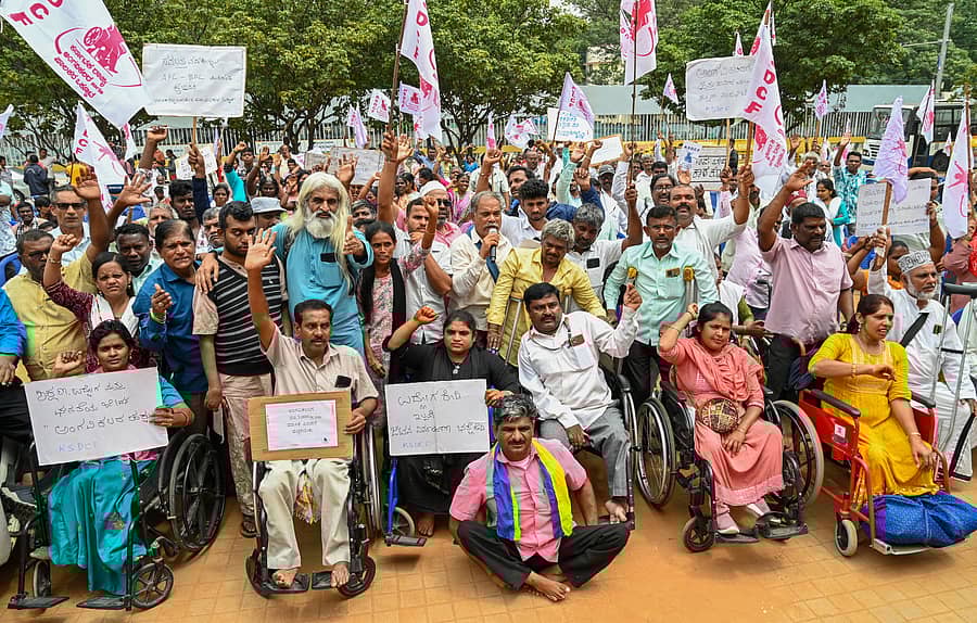 ಕರ್ನಾಟಕ ರಾಜ್ಯ ಅಂಗವಿಕಲರ ಹಾಗೂ ಪಾಲಕರ ಒಕ್ಕೂಟದ ಸದಸ್ಯರು ಕನಿಷ್ಠ 10000 ಪಿಂಚಣಿ ನೀಡುವುದು ಸೇರಿದಂತೆ ವಿವಿಧ ಬೇಡಿಕೆಗಳನ್ನು ಈಡೇರಿಸುವಂತೆ ಒತ್ತಾಯಿಸಿ ನಗರದ ಸ್ವಾತಂತ್ರ್ಯ ಉದ್ಯಾನದಲ್ಲಿ ಬುಧವಾರ ಪ್ರತಿಭಟನೆ ನಡೆಸಿದರು           ಪ್ರಜಾವಾಣಿ ಚಿತ್ರ 