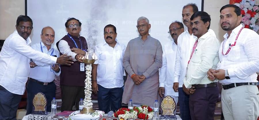 ಇಂಡಿ ಪಟ್ಟಣದ ಜಿ.ಆರ್.ಗಾಂಧಿ ಕಲಾ ಮಹಾವಿದ್ಯಾಲಯದಲ್ಲಿ ಬುಧವಾರ ಆಯೋಜಿಸಿದ್ದ ವಿಶ್ವ ಬಾಹ್ಯಾಕಾಶ ಸಪ್ತಾಹ ಕಾರ್ಯಕ್ರಮವನ್ನು ವಿಜ್ಞಾನಿ ಚಿದಂಬರ್ ಕುಲಕರ್ಣಿ ಉದ್ಘಾಟಿಸಿದರು.  