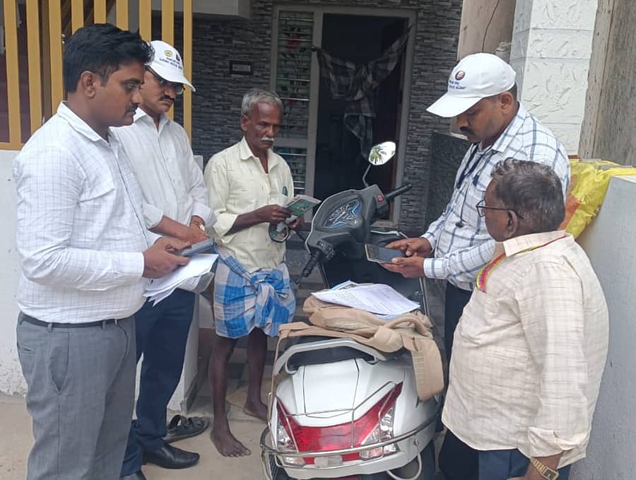 ಚಾಮರಾಜನಗರ ಜಿಲ್ಲೆಯ ಸರಗೂರು ಗ್ರಾಮದಲ್ಲಿ ಸಮೀಕ್ಷಾ ಕಾರ್ಯದಲ್ಲಿ ನಿರತರಾಗಿರುವ ಸಮೀಕ್ಷಾದಾರರು ಹಾಗೂ ಅಧಿಕಾರಿಗಳ ತಂಡ