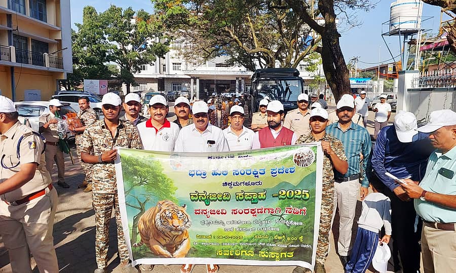 ವನ್ಯಜೀವಿ ಸಪ್ತಾಹ-2025ರ ಅಂಗವಾಗಿ ಬುಧವಾರ ನಗರದ ತಹಶೀಲ್ದಾರ್ ಕಚೇರಿಯಿಂದ ಟೌನ್ ಮಹಿಳಾ ಸಮಾಜ ರೋಟರಿಯವರೆಗೆ ಜಾಥಾ ಹಮ್ಮಿಕೊಳ್ಳಲಾಗಿತ್ತು.