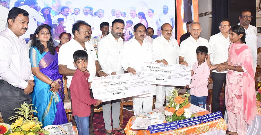 ತುಮಕೂರು ಹೊರ ವಲಯದ ಅಗಳಕೋಟೆಯಲ್ಲಿ ಬುಧವಾರ ಹಮ್ಮಿಕೊಂಡಿದ್ದ ಕಾರ್ಯಕ್ರಮದಲ್ಲಿ ಕಾರ್ಮಿಕ ಸಚಿವ ಸಂತೋಷ್ ಲಾಡ್ ಮಕ್ಕಳಿಗೆ ಸವಲತ್ತು ವಿತರಿಸಿದರು. ಜಿ.ಪರಮೇಶ್ವರ, ಟಿ.ಬಿ.ಜಯಚಂದ್ರ, ಎಚ್.ವಿ.ವೆಂಕಟೇಶ್, ಬಿ.ಸುರೇಶ್‌ಗೌಡ, ಜಿ.ಬಿ.ಜ್ಯೋತಿಗಣೇಶ್, ಚಂದ್ರಶೇಖರ್‌ಗೌಡ ಇತರರು ಉಪಸ್ಥಿತರಿದ್ದರು