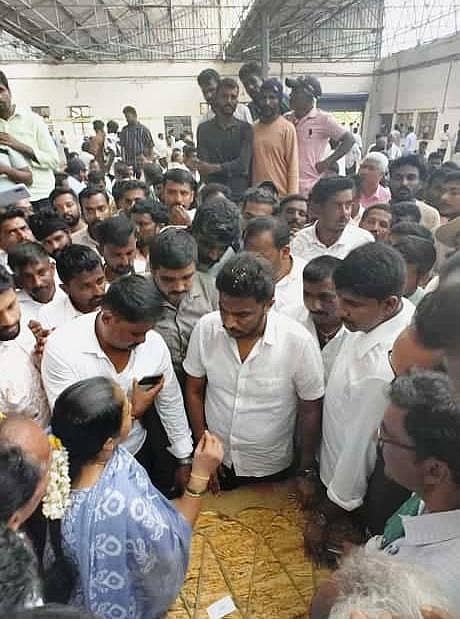 ರಾಮನಾಥಪುರ ತಂಬಾಕು ಮಾರುಕಟ್ಟೆಯಲ್ಲಿ ನಡೆದ ಹರಾಜು ಪ್ರಕ್ರಿಯೆ ವೇಳೆ ಹಾಜರಿದ್ದ ಸಂಸದ ಶ್ರೇಯಸ್ ಪಟೇಲ್ ಹರಾಜು ಪ್ರಕ್ರಿಯೆ ವೀಕ್ಷಿಸಿ, ಮಾಹಿತಿ ಪಡೆದರು
