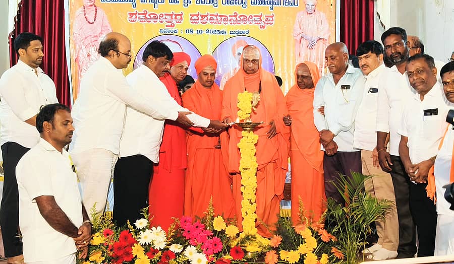 ನರಸೀಪುರದ ವಿದ್ಯೋದಯ ಕಾಲೇಜು ಸಭಾಂಗಣದಲ್ಲಿ ಜಗದ್ಗುರು ಶಿವರಾತ್ರಿ ರಾಜೇಂದ್ರ ಸ್ವಾಮೀಜಿ ಸೇವಾ ಪ್ರತಿಷ್ಠಾನದ ವತಿಯಿಂದ ಹಮ್ಮಿಕೊಳ್ಳಲಾಗಿದ್ದ ರಾಜೇಂದ್ರ ಶ್ರೀಗಳ ಶತೋತ್ತರ ದಶಮಾನೋತ್ಸವ ಕಾರ್ಯಕ್ರಮವನ್ನು ಸಮಾಜ ಕಲ್ಯಾಣ ಸಚಿವ ಡಾ.ಎಚ್.ಸಿ.ಮಹದೇವಪ್ಪ ಉದ್ಘಾಟಿಸಿದರು 