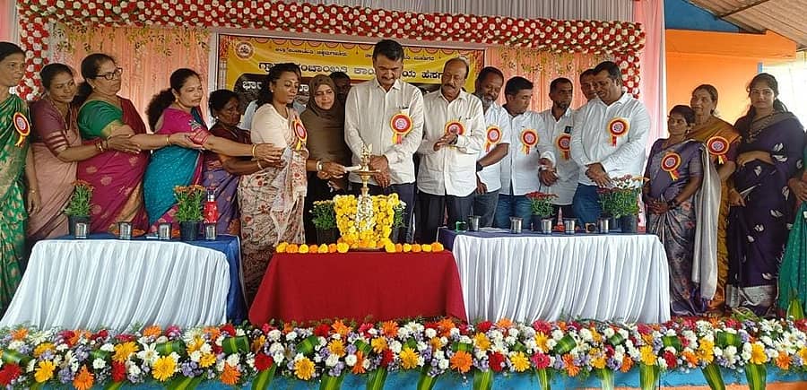 ಮೂಡಿಗೆರೆ ತಾಲ್ಲೂಕಿನ ಹೆಸಗಲ್ ಗ್ರಾ.ಪಂ ನೂತನ ಕಟ್ಟಡ ಉದ್ಘಾಟನಾ ಕಾರ್ಯಕ್ರಮವನ್ನು ಶಾಸಕಿ ನಯನಾ ಮೋಟಮ್ಮ ಉದ್ಘಾಟಿಸಿದರು. ವಿಧಾನ ಪರಿಷತ್ ಉಪಸಭಾಪತಿ ಎಂ.ಕೆ.ಪ್ರಾಣೇಶ್ ಭಾಗವಹಿಸಿದ್ದರು