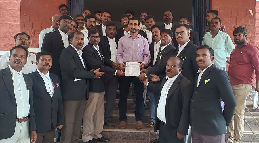 ಜಗಳೂರಿನಲ್ಲಿ ಬುಧವಾರ  ಸುಪ್ರೀಂಕೋರ್ಟಿನ ನ್ಯಾಯಮೂರ್ತಿ ಬಿ.ಆರ್. ಗವಾಯಿ ಅವರ ಮೇಲೆ ಶೂ ಎಸೆದಿರುವ  ಘಟನೆಯನ್ನು ಖಂಡಿಸಿ ವಕೀಲರು ಪ್ರತಿಭಟನೆ ನಡೆಸಿದರು.