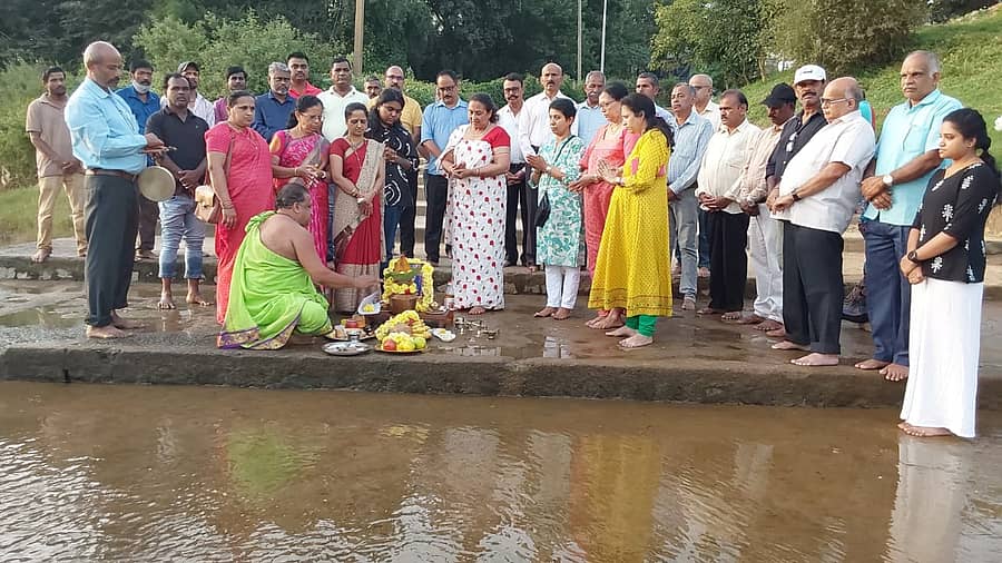 ಕುಶಾಲನಗರ ಅಯ್ಯಪ್ಪ ಸ್ವಾಮಿ ದೇವಸ್ತಾನದ ಕಾವೇರಿ ಆರತಿ ಕ್ಷೇತ್ರದಲ್ಲಿ ನದಿ ಸ್ವಚ್ಛತಾ ಆಂದೋಲನ ಸಮಿತಿ ವತಿಯಿಂದ 178 ನೇ ಕಾವೇರಿ ಮಹಾ ಆರತಿ ಕಾರ್ಯಕ್ರಮದಲ್ಲಿ ನೆರವೇರಿಸಲಾಯಿತು.