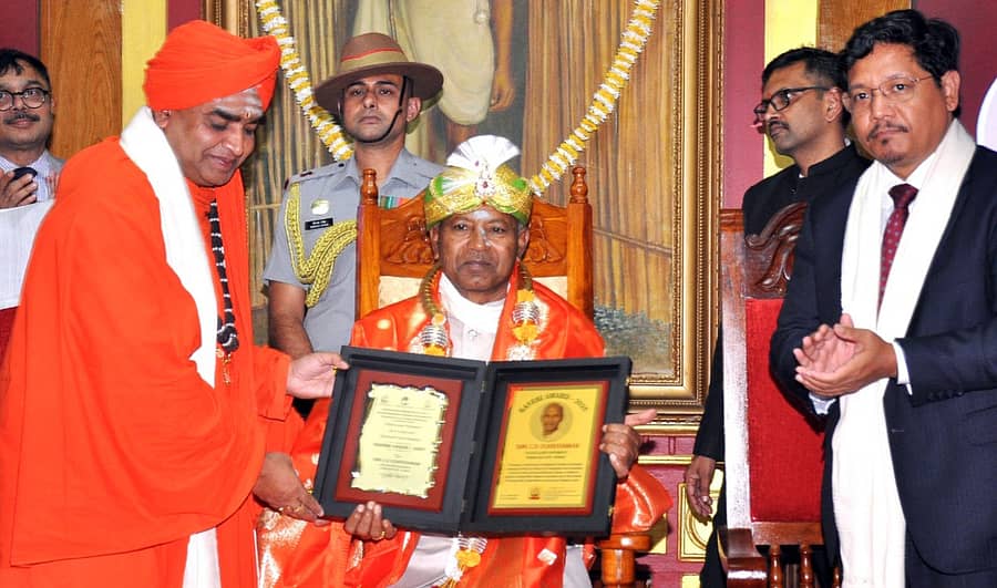 ಶ್ರೀರಂಗಪಟ್ಟಣ ಸಮೀಪದ ಚಂದ್ರವನ ಆಶ್ರಮ ಹಾಗೂ ಬೇಬಿ ಮಠದ ಪೀಠಾಧ್ಯಕ್ಷ ತ್ರಿನೇತ್ರ ಮಹಾಂತ ಶಿವಯೋಗಿ ಸ್ವಾಮೀಜಿ ಬುಧವಾರ ಮೇಘಾಲಯ ರಾಜಧಾನಿ ಶಿಲ್ಲಾಂಗ್ಗೆ ತೆರಳಿ ರಾಜ್ಯಪಾಲ ಸಿ.ಎಚ್. ವಿಜಯಶಂಕರ್ ಅವರಿಗೆ 2025ನೇ ಸಾಲಿನ ‘ಕಾವೇರಿ ಪ್ರಶಸ್ತಿ’ ಪ್ರದಾನ ಮಾಡಿದರು. ಮೇಘಾಲಯ ಮುಖ್ಯಮಂತ್ರಿ ಕಾನ್ರಾಡ್ ಕೆ. ಸಂಗ್ಮಾ ಇದ್ದಾರೆ