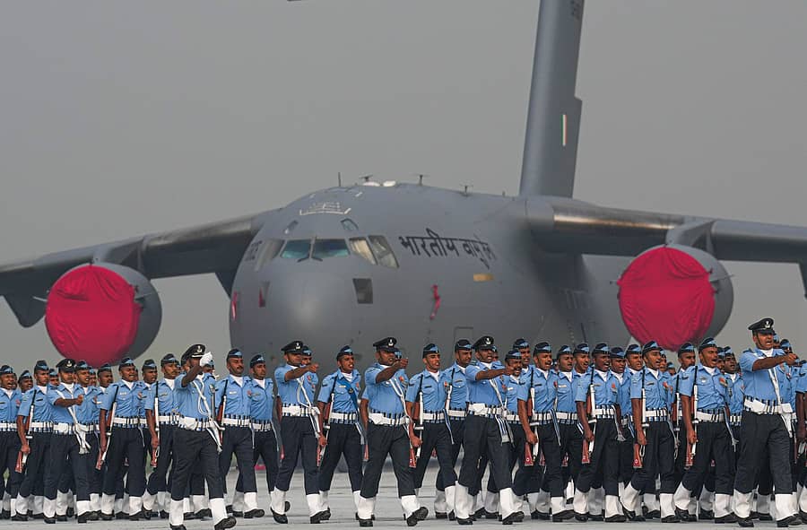 ಹಿಂಡನ್‌ ವಾಯುನೆಲೆಯಲ್ಲಿ ನಡೆದ 93ನೇ ವಾಯುಪಡೆ ದಿನಾಚರಣೆ ಅಂಗವಾಗಿ ನಡೆದ ಪಥಸಂಚಲನದಲ್ಲಿ ಯೋಧರು ಆಕರ್ಷಕ ಪಥಸಂಚಲನ ನಡೆಸಿದರು ಪಿಟಿಐ ಚಿತ್ರ
