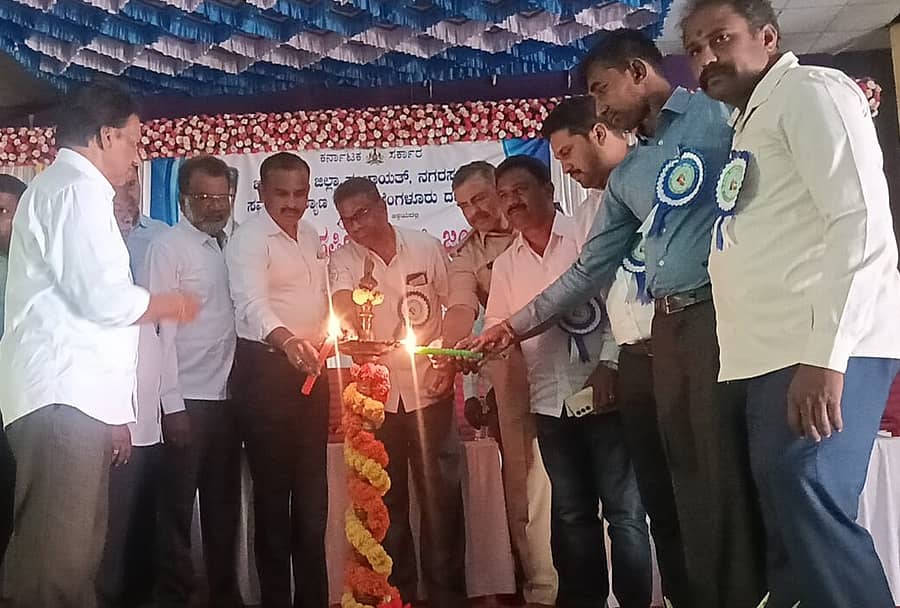 ರಾಮನಗರದ ಡಾ. ಬಿ.ಆರ್. ಅಂಬೇಡ್ಕರ್ ಭವನದಲ್ಲಿ ಮಹರ್ಷಿ ವಾಲ್ಮೀಕಿ ಜಯಂತಿ ಕಾರ್ಯಕ್ರಮವನ್ನು ಹೆಚ್ಚುವರಿ ಜಿಲ್ಲಾಧಿಕಾರಿ ಆರ್‌. ಚಂದ್ರಯ್ಯ ಉದ್ಘಾಟಿಸಿದರು. ವಾಲ್ಮೀಕಿ ಕ್ಷೇಮಾಭಿವೃದ್ಧಿ ಸಂಘದ ಜಿಲ್ಲಾಧ್ಯಕ್ಷ ಕೃಷ್ಣಪ್ಪ, ಹೆಚ್ಚುವರಿ ಪೊಲೀಸ್ ವರಿಷ್ಠಾಧಿಕಾರಿ ರಾಜೇಂದ್ರ ಹಾಗೂ ಇತರರು ಇದ್ದಾರೆ