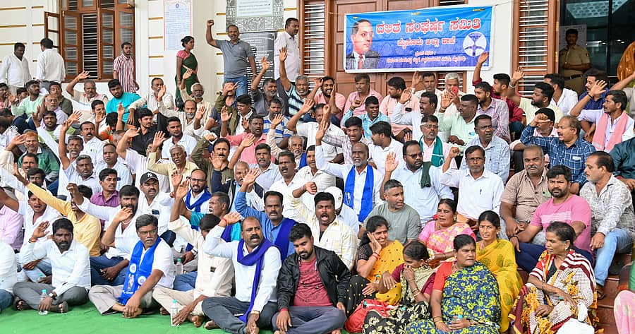 <div class="paragraphs"><p>ಸುಪ್ರೀಂ ಕೋರ್ಟ್‌ನ ಮುಖ್ಯ ನ್ಯಾಯಮೂರ್ತಿಗಳ (ಸಿಜೆಐ) ಮೇಲೆ ವಕೀಲರೊಬ್ಬರು ಶೂ ಎಸೆಯಲು ಯತ್ನಿಸಿರುವುದನ್ನು ಖಂಡಿಸಿ ಮೈಸೂರಿನ ಜಿಲ್ಲಾಧಿಕಾರಿ ಕಚೇರಿ ಆವರಣದಲ್ಲಿ ದಲಿತ ಸಂಘರ್ಷ ಸಮಿತಿ ಸದಸ್ಯರು ಮಂಗಳವಾರ ಪ್ರತಿಭಟಿಸಿದರು</p></div>