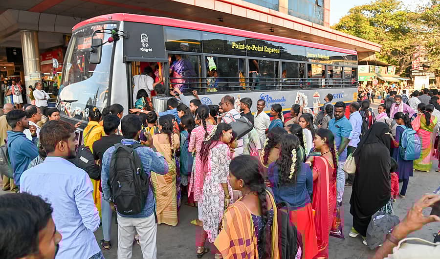 <div class="paragraphs"><p>ಮೈಸೂರಿನ ಕೆಎಸ್‌ಆರ್‌ಟಿಸಿ ಸಬ್ ಅರ್ಬನ್ ಬಸ್‌ ನಿಲ್ದಾಣದಲ್ಲಿ ಬಸ್ ಏರಲು ನೆರೆದ ಪ್ರಯಾಣಿಕರು  </p></div>