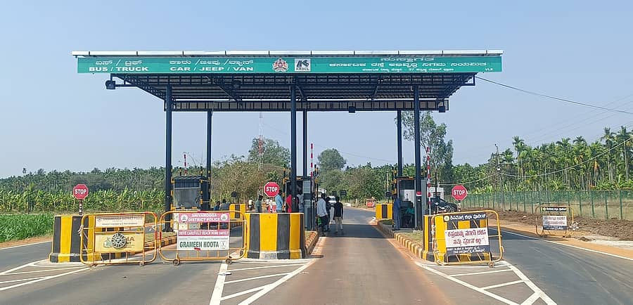 ಶಿಕಾರಿಪುರ ತಾಲ್ಲೂಕು ಕುಟ್ರಳ್ಳಿ ಸಮೀಪ ರಾಜ್ಯ ಹೆದ್ದಾರಿಯಲ್ಲಿ ನಿರ್ಮಿಸಿರುವ ರಸ್ತೆ ಶುಲ್ಕ ಸಂಗ್ರಹ ಕೇಂದ್ರ