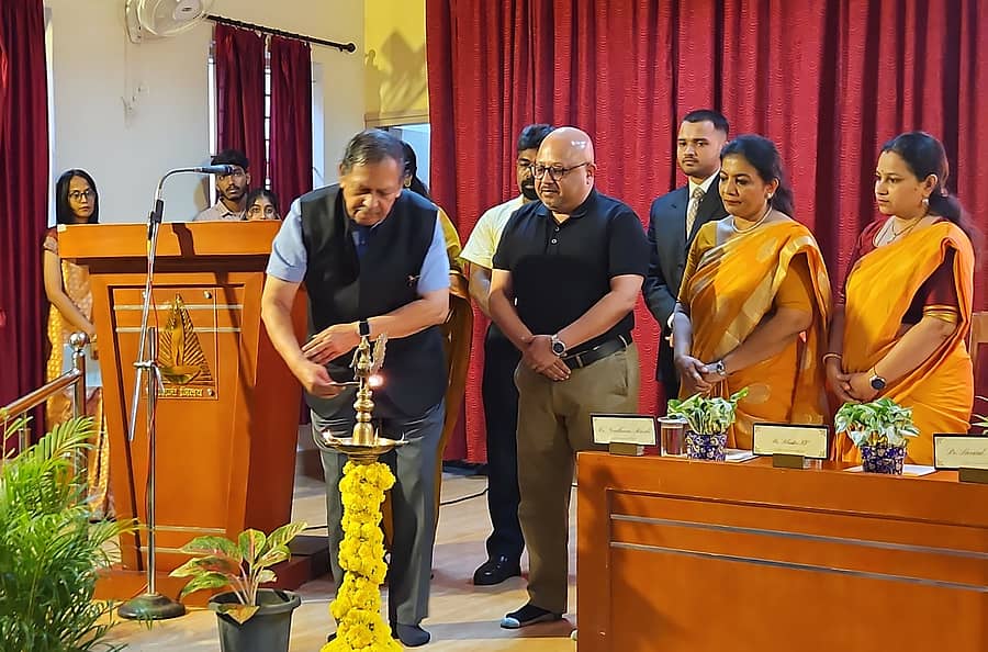 ಸ್ಕೂಲ್ ಆಫ್ ಸೋಷಿಯಲ್ ವರ್ಕ್ಸ್ ರೋಶನಿ ನಿಲಯದಲ್ಲಿ ಆಯೋಜಿಸಿದ್ದ ವಿಚಾರ ಸಂಕಿರಣವನ್ನು ನ್ಯಾಯಮೂರ್ತಿ ಸಂತೋಷ್ ಹೆಗ್ಡೆ ಉದ್ಘಾಟಿಸಿದರು