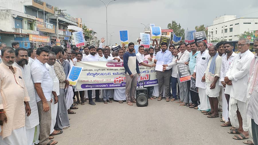 ಮಸ್ಕಿ ತಾಲ್ಲೂಕಿನ ವಿವಿಧ ಗ್ರಾಮಗಳ ರೈತರು ಗುರುವಾರ ಪ್ರತಿಭಟನೆ ನಡೆಸಿ ತಹಶೀಲ್ದಾರ್ ಮೂಲಕ ಸರ್ಕಾರಕ್ಕೆ ಮನವಿ ಸಲ್ಲಿಸಿದರು