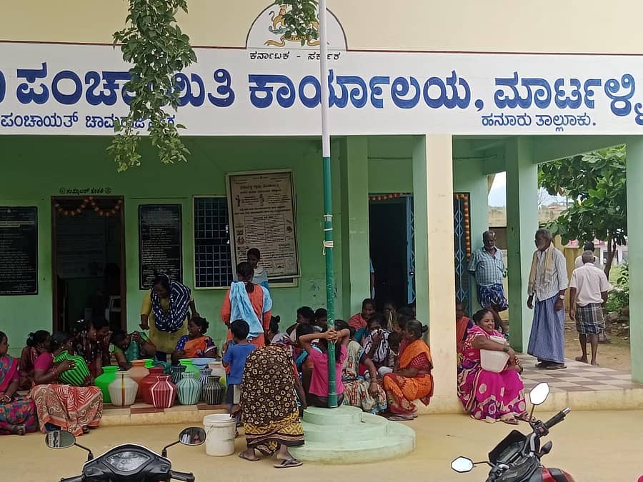 ಕುಡಿಯುವ ನೀರು ಪೂರೈಸುವಂತೆ ಒತ್ತಾಯಿಸಿ ಮಾರ್ಟಳ್ಳಿ ಗ್ರಾಮ ಪಂಚಾಯಿತಿ ವ್ಯಾಪ್ತಿಯ ತಾಂಡಮೇಡು ಗ್ರಾಮದ ಮಹಿಳೆಯರು ಪಂಚಾಯಿತಿ ಮುಂಭಾಗ ಗುರುವಾರ ಪ್ರತಿಭಟನೆ ನಡೆಸಿದರು