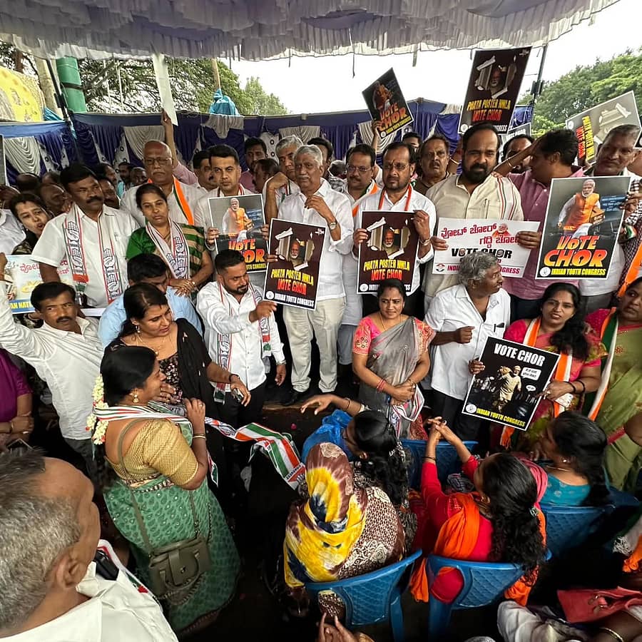 ಕೆ.ಆರ್.ಪುರದ ಬಿಬಿಎಂಪಿ ಕಚೇರಿ ಎದುರು ಸಹಿ ಸಂಗ್ರಹ ಅಭಿಯಾನ ನಡೆಯಿತು. 
