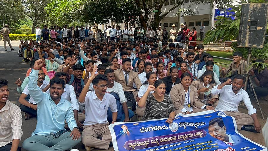 ಬೆಂಗಳೂರು ವಿಶ್ವವಿದ್ಯಾಲಯ ಸ್ನಾತಕೋತ್ತರ ಮತ್ತು ಸಂಶೋಧನಾ ವಿದ್ಯಾರ್ಥಿಗಳ ಒಕ್ಕೂಟದ ವತಿಯಿಂದ ಜ್ಞಾನಭಾರತಿ ಆವರಣದಲ್ಲಿ ಪ್ರತಿಭಟನೆ ನಡೆಸಲಾಯಿತು. 