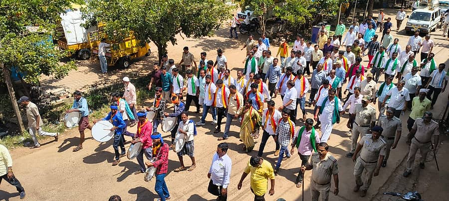 ಟೋಲ್ ವಿರೋಧಿಸಿ ಗುರುವಾರ ಶಿಕಾರಿಪುರ ಬಂದ್‌ ಕರೆಗೆ ಬೆಂಬಲಿಸಿದ ಜನರು ಮೆರವಣಿಗೆ ನಡೆಸಿದರು