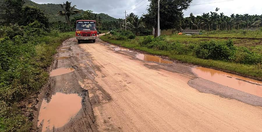 ರಟ್ಟೀಹಳ್ಳಿ ತಾಲ್ಲೂಕಿನ ಮದಗ-ಮಾಸೂರು ಬಳಿಯ ರಾಷ್ಟ್ರೀಯ ಹೆದ್ದಾರಿ ಕಾಮಗಾರಿ ಅಪೂರ್ಣಗೊಂಡಿದೆ