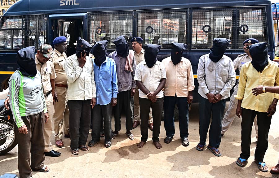 ಹುಬ್ಬಳ್ಳಿಯಲ್ಲಿ ಗುತ್ತಿಗೆದಾರ ಮೋಹನ ಅವರನ್ನು ಅಪಹರಣ ಮಾಡಿದ ಆರೋಪಿಗಳ ಬಂಧಿಸಿದ ಪೊಲೀಸರು, ಅವರನ್ನು ವಿಚಾರಣೆಗಾಗಿ ಠಾಣೆಗೆ ಕರೆತಂದರು 
ಪ್ರಜಾವಾಣಿ ಚಿತ್ರ