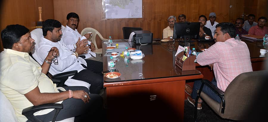 ಕೋಲಾರದಲ್ಲಿ ಗುರುವಾರ ನಡೆದ ರಿಂಗ್ ರಸ್ತೆ ನಿರ್ಮಾಣ ಸಂಬಂಧಿಸಿದ ಪ್ರಾಥಮಿಕ ಸಭೆಯಲ್ಲಿ ಶಾಸಕ ಕೊತ್ತೂರು ಮಂಜುನಾಥ್, ಸಂಸದ ಎಂ.ಮಲ್ಲೇಶ್ ಬಾಬು, ವಿಧಾನ ಪರಿಷತ್ ಸದಸ್ಯ ಎಂ.ಎಲ್.ಅನಿಲ್ ಕುಮಾರ್, ಲೋಕೋಪಯೋಗಿ ಇಲಾಖೆ ಇಇ ರಾಮಮೂರ್ತಿ ಪಾಲ್ಗೊಂಡಿದ್ದರು