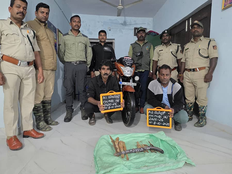 ಮೂಡಿಗೆರೆ ತಾಲ್ಲೂಕಿನ ಹಂಡಗುಳಿ ಗ್ರಾಮದ ಬಳಿ ಅಕ್ರಮವಾಗಿ ಶ್ರೀಗಂಧ ಸಾಗಿಸುತ್ತಿದ್ದ ಪ್ರಕರಣದಲ್ಲಿ ಪತ್ರಕರ್ತ ಮನ್ಸೂರ್ ಸೇರಿ ಇಬ್ಬರು ಆರೋಪಿಗಳನ್ನು ಅರಣ್ಯ ಇಲಾಖೆ ಅಧಿಕಾರಿಗಳು ಬಂಧಿಸಿದ್ದಾರೆ