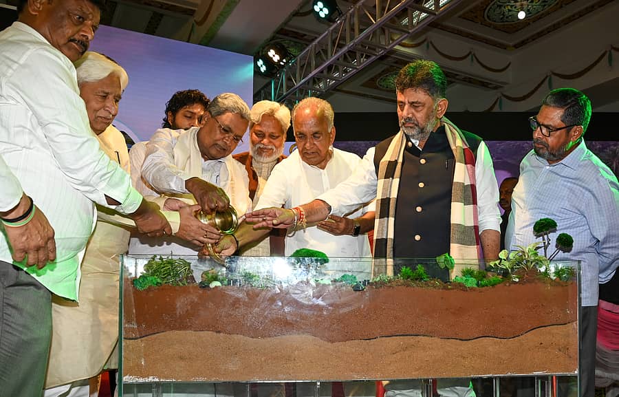 ‘ನೀರಿದ್ದರೆ ನಾಳೆ- ಜಲವೇ ಜಗದ ಜೀವಾಳ’ ಜಾಗೃತಿ ಕಾರ್ಯಕ್ರಮಕ್ಕೆ ಸಿದ್ದರಾಮಯ್ಯ ಚಾಲನೆ ನೀಡಿದರು. ಎಚ್. ಸಿ. ಮಹದೇವಪ್ಪ, ಎಚ್. ಕೆ. ಪಾಟೀಲ, ರಾಜೇಂದ್ರ ಸಿಂಗ್‌, ಎನ್. ಎಸ್. ಬೋಸರಾಜು, ಡಿ.ಕೆ. ಶಿವಕುಮಾರ್ ಭಾಗಿಯಾಗಿದ್ದರು
ಪ್ರಜಾವಾಣಿ ಚಿತ್ರ