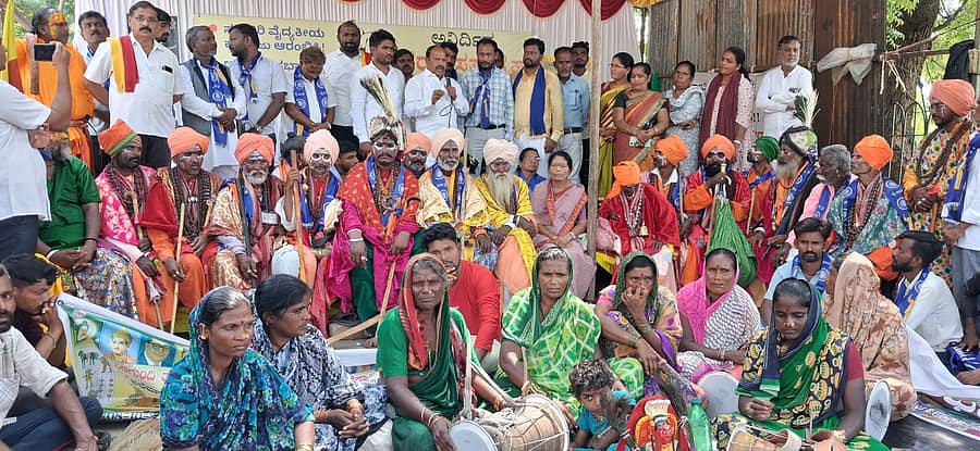 ವಿಜಯಪುರ ನಗರದಲ್ಲಿ ಸರ್ಕಾರಿ ವೈದ್ಯಕೀಯ ಕಾಲೇಜು ಸ್ಥಾಪನೆಗೆ ಆಗ್ರಹಿಸಿ ನಡೆಯುತ್ತಿರುವ ಅನಿರ್ಧಿಷ್ಟಾವಧಿ ಧರಣಿಯಲ್ಲಿ ಬುಧವಾರ ಪಾಲ್ಗೊಂಡು ಮಾಜಿ ಶಾಸಕ ವೀರಭದ್ರಪ್ಪ ಹಾಲಹರವಿ ಮಾತನಾಡಿದರು