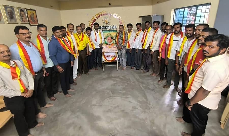 ರಾಮನಗರದ ಕನ್ನಡ ಸಾಹಿತ್ಯ ಪರಿಷತ್ತು ಕಚೇರಿಯಲ್ಲಿ ಕಥೆಗಾರ ಮೊಗಳ್ಳಿ ಗಣೇಶ್ ಅವರಿಗೆ ಶ್ರದ್ದಾಂಜಲಿ ಸಲ್ಲಿಸಲಾಯಿತು. ಪರಿಷತ್ತಿನ ಜಿಲ್ಲಾಧ್ಯಕ್ಷ ಬಿ.ಟಿ. ನಾಗೇಶ್, ತಾಲ್ಲೂಕು ಅಧ್ಯಕ್ಷ ಬಿ.ಟಿ. ದಿನೇಶ್ ಬಿಳಗುಂಬ, ಸಾಹಿತಿಗಳು ಹಾಗೂ ಪರಿಷತ್ತಿನ ಪದಾಧಿಕಾರಿಗಳು ಇದ್ದಾರೆ