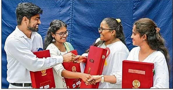 <div class="paragraphs"><p>ಚಿನ್ನದ ಪದಕ ಪಡೆದ ಹೇಮಂತ್ ಎ.ಎಸ್., ವಿದ್ಯಾಶ್ರೀ ಬಿ.ಎಸ್., ಪ್ರೇಮಾ ಎಸ್., ರುಫಿಯಾ ಕೆ.ಎಂ. ಪರಸ್ಪರ ಅಭಿನಂದಿಸಿ ಸಂಭ್ರಮಿಸಿದರು</p></div>