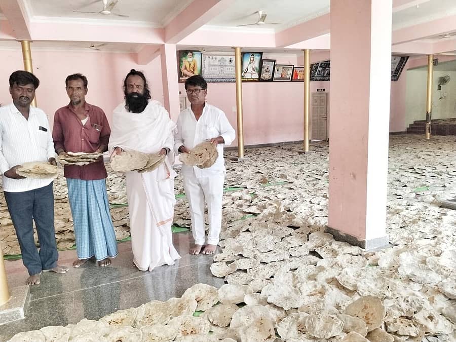 ಜೇವರ್ಗಿ ತಾಲ್ಲೂಕಿನ ಶಖಾಪೂರ ಮಠದಲ್ಲಿ ರೊಟ್ಟಿ ಜಾತ್ರೆ ಅಂಗವಾಗಿ ಸಿದ್ಧಪಡಿಸಿರುವ ರೊಟ್ಟಿಗಳನ್ನು ಸಿದ್ದರಾಮ ಶಿವಾಚಾರ್ಯರು ವೀಕ್ಷಣೆ ಮಾಡಿದರು