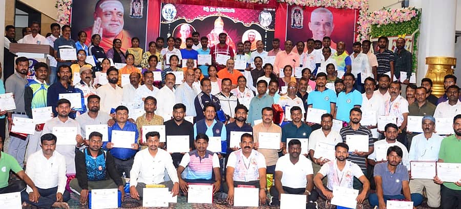 ಚನ್ನರಾಯಪಟ್ಟಣದ ದೈಹಿಕ ಶಿಕ್ಷಣ ನಿರ್ದೇಶಕರಿಗೆ ಏರ್ಪಡಿಸಿದ್ದ ತರಬೇತಿ, ಕಾರ್ಯಾಗಾರದ ಸಮಾರೋಪ ಸಮಾರಂಭದಲ್ಲಿ ಆದಿಚುಂಚನಗಿರಿ ಶಾಖಾಮಠಾಧೀಶ ಶಂಭುನಾಥಸ್ವಾಮೀಜಿ ಬುಧವಾರ ದೈಹಿಕ ಶಿಕ್ಷಣ ನಿರ್ದೇಶಕರಿಗೆ ಪ್ರಮಾಣ ಪತ್ರವಿತರಿಸಿದರು. ಚಂದ್ರಶೇಖರನಾಥ ಸ್ವಾಮೀಜಿ, ಎ.ಟಿ. ಶಿವರಾಂ ಭಾಗವಹಿಸಿದ್ದರು