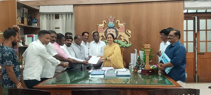 ಸರ್ಕಾರದ ಮುಖ್ಯ ಕಾರ್ಯದರ್ಶಿ ಶಾಲಿನಿ ರಜನೀಶ್ ಅವರಿಗೆ ವಿಧಾನಪರಿಷತ್ ಸದಸ್ಯ ಶಾಂತಾರಾಮ್ ಸಿದ್ಧಿ ನೇತೃತ್ವದಲ್ಲಿ ಆದಿವಾಸಿ ನಾಯಕರು ಮನವಿ ಪತ್ರ ಸಲ್ಲಿಸಿದರು.