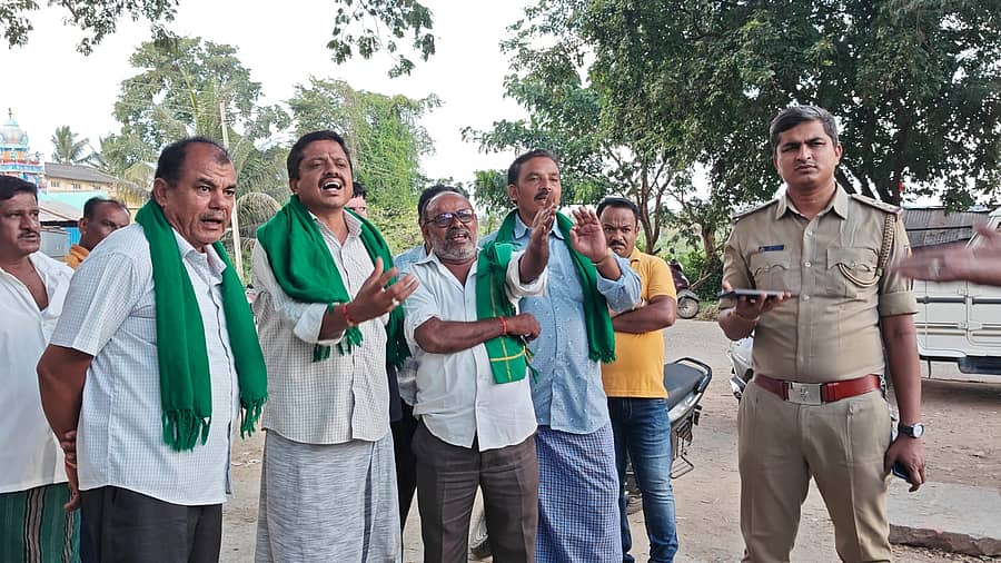 ಹುಳಿಯಾರು ಪಟ್ಟಣ ಪಂಚಾಯಿತಿ ಕಚೇರಿ ಎದುರು ಮಾತಿನ ಚಕಮಕಿ ನಡೆಯಿತು