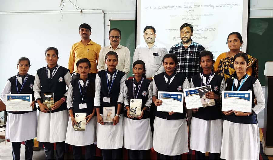 ಅಥಣಿಯ ಕೆ.ಎ.ಲೋಕಾಪುರ ಪದವಿ ಮಹಾವಿದ್ಯಾಲಯದಲ್ಲಿ ನಡೆದ ಕಾರ್ಯಕ್ರಮದಲ್ಲಿ ವಿಜೇತರಿಗೆ ಬಹುಮಾನ ವಿತರಿಸಲಾಯಿತು