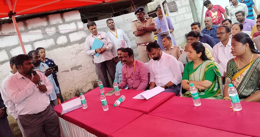 ಆನೇಕಲ್ ತಾಲ್ಲೂಕಿನ ರಾಯಸಂದ್ರ ಗ್ರಾಮಕ್ಕೆ ಕರ್ನಾಟಕ ರಾಜ್ಯ ಮಹಿಳಾ ಆಯೋಗದ ಅಧ್ಯಕ್ಷ ನಾಗಲಕ್ಷ್ಮಿ ಚೌಧರಿ ಮತ್ತು ತಹಶೀಲ್ದಾರ್‌ ಶಶಿಧರ್‌ ಮಾಡ್ಯಾಳ್‌ ಅವರು ಭೇಟಿ ನೀಡಿ ಗ್ರಾಮಸ್ಥರಿಂದ ಮಾಹಿತಿ ಪಡೆದರು