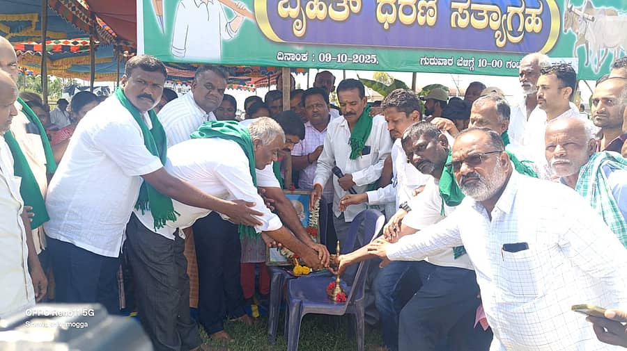 ಶಿವಮೊಗ್ಗದ ಸೋಗಾನೆ ವಿಮಾನ ನಿಲ್ದಾಣದ ಎದುರು ಗುರುವಾರ ಸಂತ್ರಸ್ತರು ಅರಂಭಿಸಿದ ಪ್ರತಿಭಟನೆಯ ನೋಟ