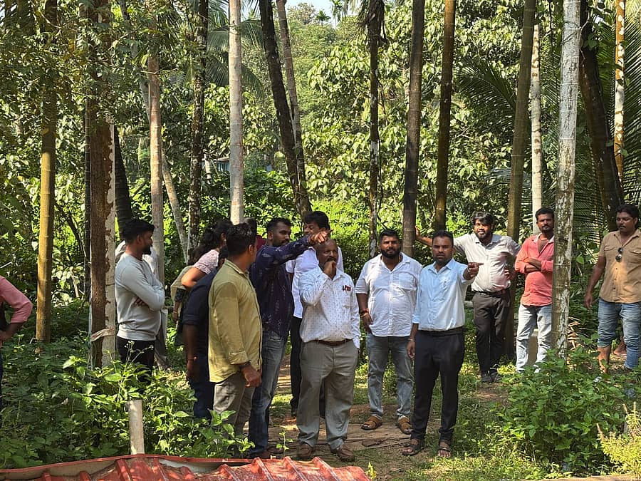 ಮಂಜನಾಡಿ ಭೂ ಕುಸಿತ ದುರಂತ ನಡೆದ ಸ್ಥಳದ ಕಾಂಕ್ರೀಟ್‌ ರಸ್ತೆಯನ್ನು ಅಧಿಕಾರಿ ಪರಿಶೀಲಿಸಿದರು 