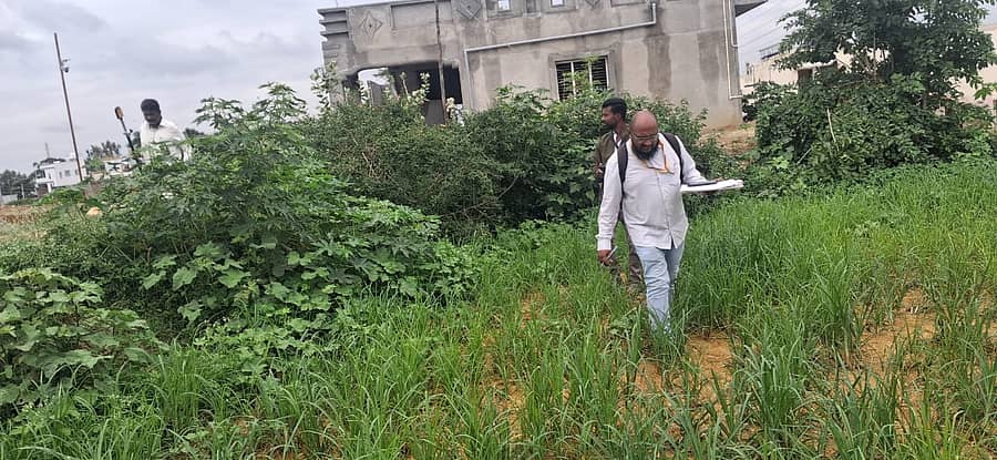 ಬಂಗಾರಪೇಟೆ ತಾಲ್ಲೂಕಿನ ಕಾರಹಳ್ಳಿ ಗ್ರಾಮದ ರಾಜಕಾಲುವೆ ಸರ್ವೆ ಮಾಡುತ್ತಿರುವ ಸಿಬ್ಬಂದಿ