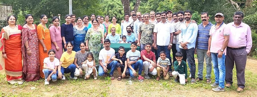 ಗೋಣಿಕೊಪ್ಪಲು ಬಳಿಯ ಕೆಕೆಆರ್ ನಲ್ಲಿ ನಡೆದ ಕೈಲ್ ಪೊಳ್ದು ಕ್ರೀಡಾಕೂಟದಲ್ಲಿ ಪಾಲ್ಗೊಂಡಿದ್ದ ಗ್ರಾಮಸ್ಥರ