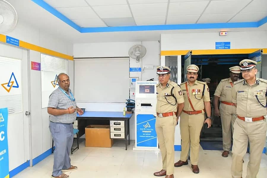 ರಾಜ್ಯ ಪೊಲೀಸ್ ಇಲಾಖೆಯ ಕಾನೂನು ಮತ್ತು ಸುವ್ಯವಸ್ಥೆ ವಿಭಾಗದ ಎಡಿಜಿಪಿ ಆರ್.ಹಿತೇಂದ್ರ ಅವರು ಬಸವನಬಾಗೇವಾಡಿ ತಾಲ್ಲೂಕಿನ ಮನಗೂಳಿ ಪಟ್ಟಣದಲ್ಲಿರುವ ಕೆನರಾ ಬ್ಯಾಂಕ್ ಗೆ ಭೇಟಿ ನೀಡಿದರು. ಈ ವೇಳೆ ಹಲವು ಹಿರಿಯ ಪೊಲೀಸ್ ಅಧಿಕಾರಿಗಳು ಹಾಜರಿದ್ದರು.