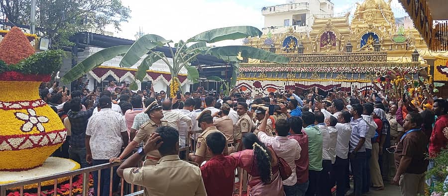 <div class="paragraphs"><p>ತೆರೆದ ಹಾಸನಾಂಬೆ ದೇಗುಲದ ಗರ್ಭಗುಡಿ ಬಾಗಿಲು</p></div>