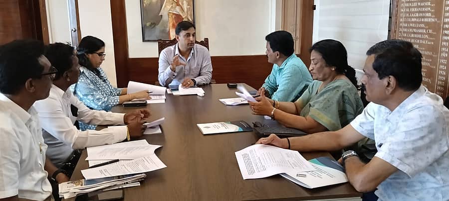 ಮತದಾರರ ಪಟ್ಟಿ ವಿಶೇಷ ಸಮಗ್ರ ಪರಿಷ್ಕರಣೆ ಹಾಗೂ ಇತರೆ ಚುನಾವಣೆ ವಿಷಯಗಳ ಕುರಿತು ಜಿಲ್ಲಾ ಚುನಾವಣಾಧಿಕಾರಿಯೂ ಆಗಿರುವ ಜಿಲ್ಲಾಧಿಕಾರಿ ವೆಂಕಟ್ ರಾಜಾ ಅವರು ಮಡಿಕೇರಿಯಲ್ಲಿ ಗುರುವಾರ ವಿವಿಧ ರಾಜಕೀಯ ಪಕ್ಷಗಳ ಮುಖಂಡರೊಂದಿಗೆ ಗುರುವಾರ ಸಭೆ ನಡೆಸಿ ಮಾತನಾಡಿದರು