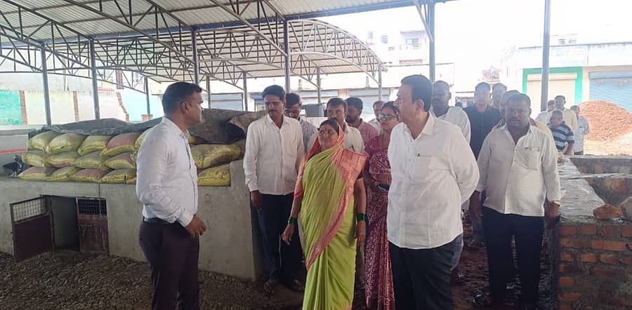 ನರಗುಂದದಲ್ಲಿ ನಿರ್ಮಾಣ ಹಂತದಲ್ಲಿರುವ ತರಕಾರಿ ಮಾರುಕಟ್ಟೆ ಸ್ಥಳಕ್ಕೆ ಶಾಸಕ ಸಿ.ಸಿ. ಪಾಟೀಲ ಅವರು ಗುರುವಾರ ಭೇಟಿ ನೀಡಿ ಕಾಮಗಾರಿ ಪರಿಶೀಲಿಸಿದರು 