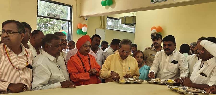 ಶಿರೂರಿನಲ್ಲಿ ಗುರುವಾರ ಇಂದಿರಾ ಕ್ಯಾಂಟೀನ್ ಉದ್ಘಾಟಿಸಿದ ಶಾಸಕ ಎಚ್.ವೈ.ಮೇಟಿ ಉಪಹಾರ ಸೇವಿಸಿ ಪ್ರಾರಂಭಗೊಳಿಸಿದರು. ಸಿದ್ದಲಿಂಗ ಸ್ವಾಮೀಜಿ ಭಾಗವಹಿಸಿದ್ದರು