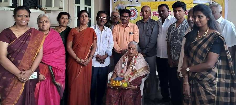 ವಿಜಯಪುರದಲ್ಲಿ ನಡೆದ ಶರಣಸಂಜೆ ಕಾರ್ಯಕ್ರಮದಲ್ಲಿ ಧಾರ್ಮಿಕ ಚಿಂತಕಿ ವಸುಂದರಮ್ಮ ಅವರನ್ನು ಸನ್ಮಾನಿಸಲಾಯಿತು