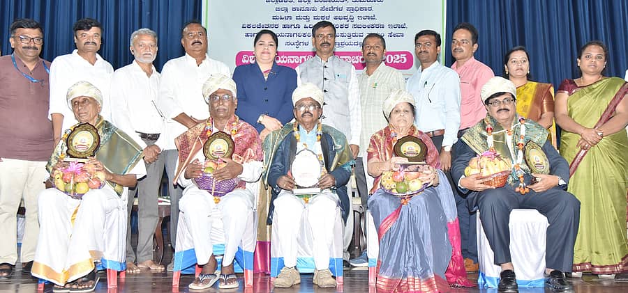 ತುಮಕೂರಿನಲ್ಲಿ ಗುರುವಾರ ವಿಶ್ವ ಹಿರಿಯ ನಾಗರಿಕರ ದಿನಾಚರಣೆ ಕಾರ್ಯಕ್ರಮದಲ್ಲಿ ಹಿರಿಯರನ್ನು ಅಭಿನಂದಿಸಲಾಯಿತು. ನ್ಯಾಯಾಧೀಶರಾದ ನೂರುನ್ನೀಸಾ, ಮಹಿಳಾ ಮತ್ತು ಮಕ್ಕಳ ಅಭಿವೃದ್ಧಿ ಇಲಾಖೆ ಉಪನಿರ್ದೇಶಕ ಸಿದ್ದರಾಮಣ್ಣ, ಇಲಾಖೆ ಅಧಿಕಾರಿ ದಿನೇಶ್, ಡಾ.ನಾಗಣ್ಣ ಇತರರು ಉಪಸ್ಥಿತರಿದ್ದರು