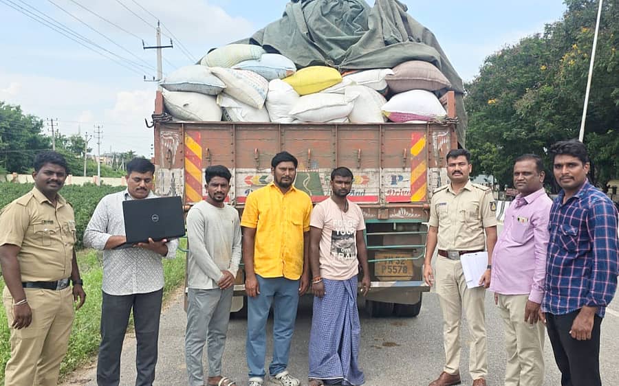 <div class="paragraphs"><p>ತೆಕ್ಕಲಕೋಟೆ ಬಳಿಯ ರಾಷ್ಟ್ರೀಯ ಹೆದ್ದಾರಿ 150ಎ ಅಲ್ಲಿ ಪಡಿತರ ಅಕ್ಕಿಯನ್ನು ಅಕ್ರಮವಾಗಿ ಸಾಗಿಸುತ್ತಿದ್ದ ಲಾರಿಯನ್ನು ಆಹಾರ ಇಲಾಖೆ ಹಾಗೂ ಪೊಲೀಸ್ ಸಿಬ್ಬಂದಿ ವಶ ಪಡಿಸಿಕೊಂಡಿದ್ದಾರೆ</p></div>