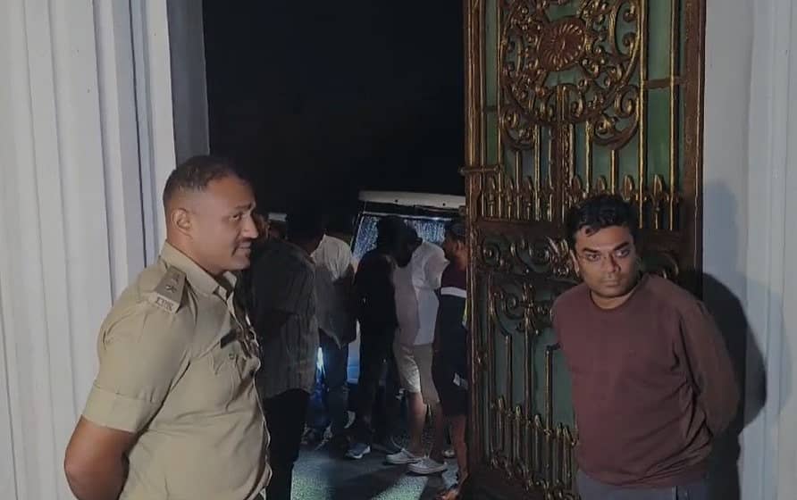 ಬಿಡದಿಯ ಜಾಲಿವುಡ್ ಸ್ಟುಡಿಯೊಸ್ ಆ್ಯಂಡ್ ಅಡ್ವೆಂಚರ್ಸ್ ಪಾರ್ಕ್ನಲ್ಲಿ ‘ಬಿಗ್ ಬಾಸ್’ ರಿಯಾಲಿಟಿ ಷೋ ನಡೆಯುವ ಸ್ಟುಡಿಯೊ ಪ್ರವೇಶದ್ವಾರಕ್ಕೆ ಹಾಕಿದ್ದ ಬೀಗವನ್ನು ಜಿಲ್ಲಾಧಿಕಾರಿ ಯಶವಂತ್ ವಿ. ಗುರುಕರ್ ತೆಗೆಸಿದರು. ಜಿಲ್ಲಾ ಪೊಲೀಸ್ ವರಿಷ್ಠಾಧಿಕಾರಿ ಆರ್. ಶ್ರೀನಿವಾಸ ಗೌಡ ಇದ್ದಾರೆ