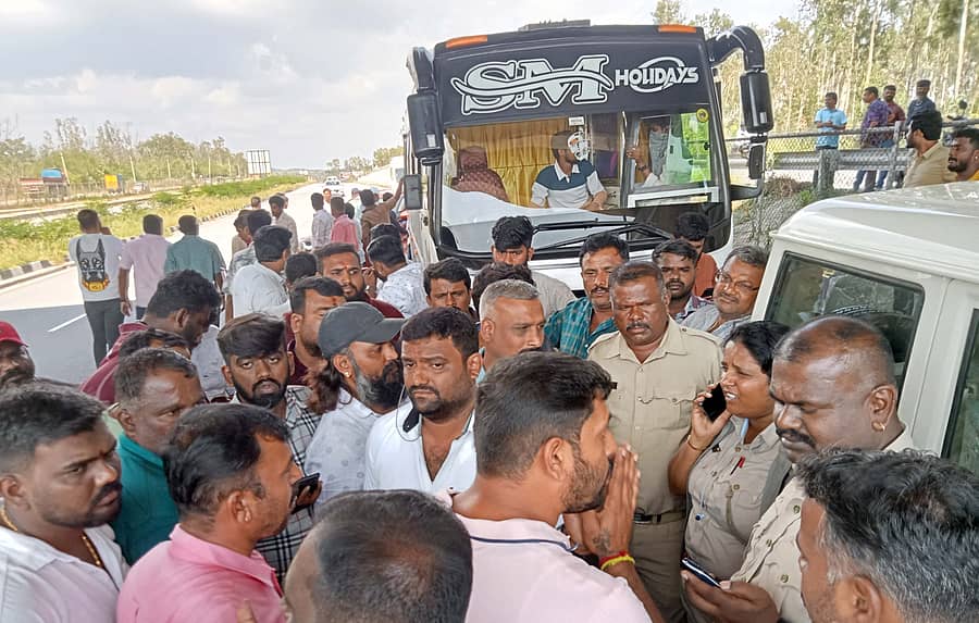 ಶ್ರೀರಂಗಪಟ್ಟಣ ತಾಲ್ಲೂಕಿನ ಗೌಡಹಳ್ಳಿ ಗೇಟ್‌ ಬಳಿ, ವೈಲ್ಡ್‌ ಲೈಫ್‌ ಕಾರಿಡಾರ್ ಸಮೀಪ ಬಾಡಿಗೆ ವಾಹನಗಳನ್ನು ತಡೆದರು ಎಂಬ ಕಾರಣಕ್ಕೆ ವಾಹನಗಳ ಮಾಲೀಕರು ಗುರುವಾರ ಆರ್‌ಟಿಒ ಅಧಿಕಾರಿಗಳ ವಿರುದ್ಧ ಆಕ್ರೋಶ ವ್ಯಕ್ತಪಡಿಸಿದರು